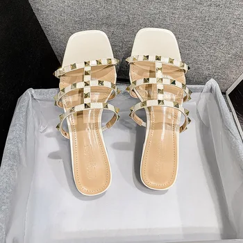 2023 Летние Женские босоножки на низком каблуке с заклепками, Тонкая лента, Модный Корейский дизайн, обувь для девочек, тапочки большого размера