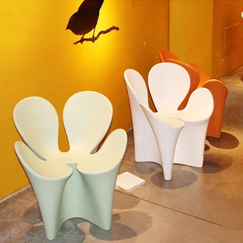 Креативное кресло для приема гостей из скандинавского стекловолокна в форме лепестка в общественной зоне отдыха отеля в помещении