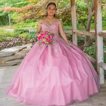 Розовое блестящее бальное платье принцессы Пышные платья с открытыми плечами Аппликации Кружева Кристалл Vestido De 15 Años 16th Платье для выпускного вечера